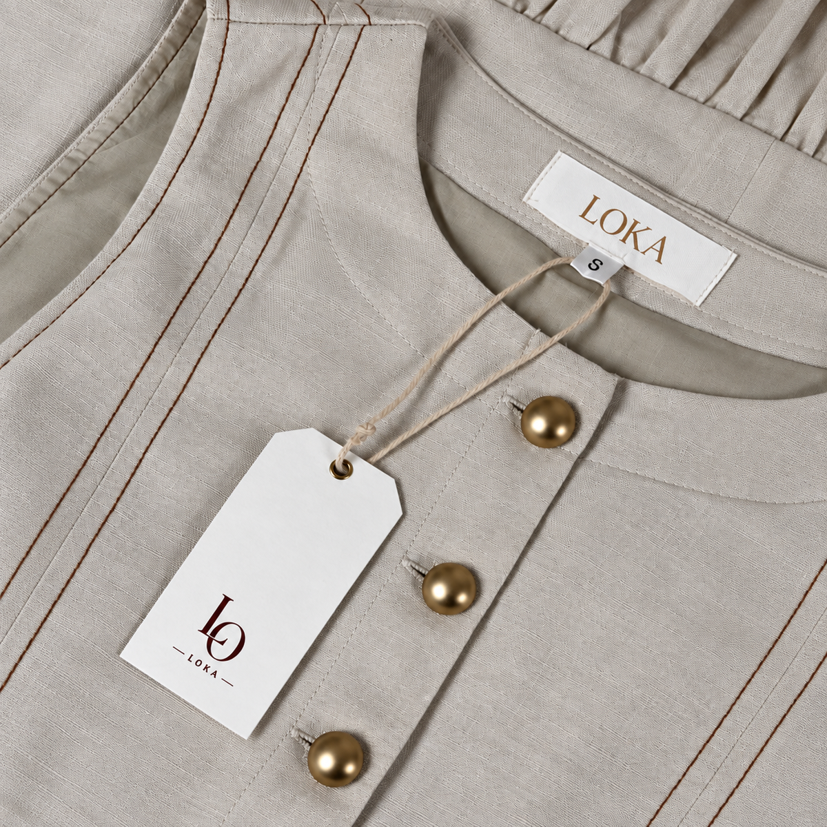 Robe courte beige à boutons dorés