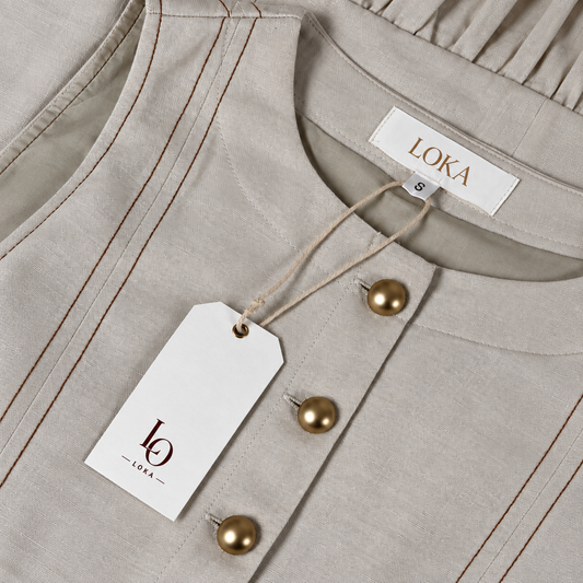 Robe courte beige à boutons dorés