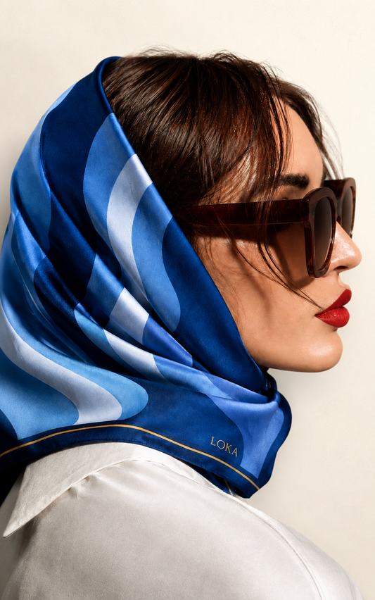 Carré Océan – Foulard en soie satinée 90 × 90 cm | LOKA